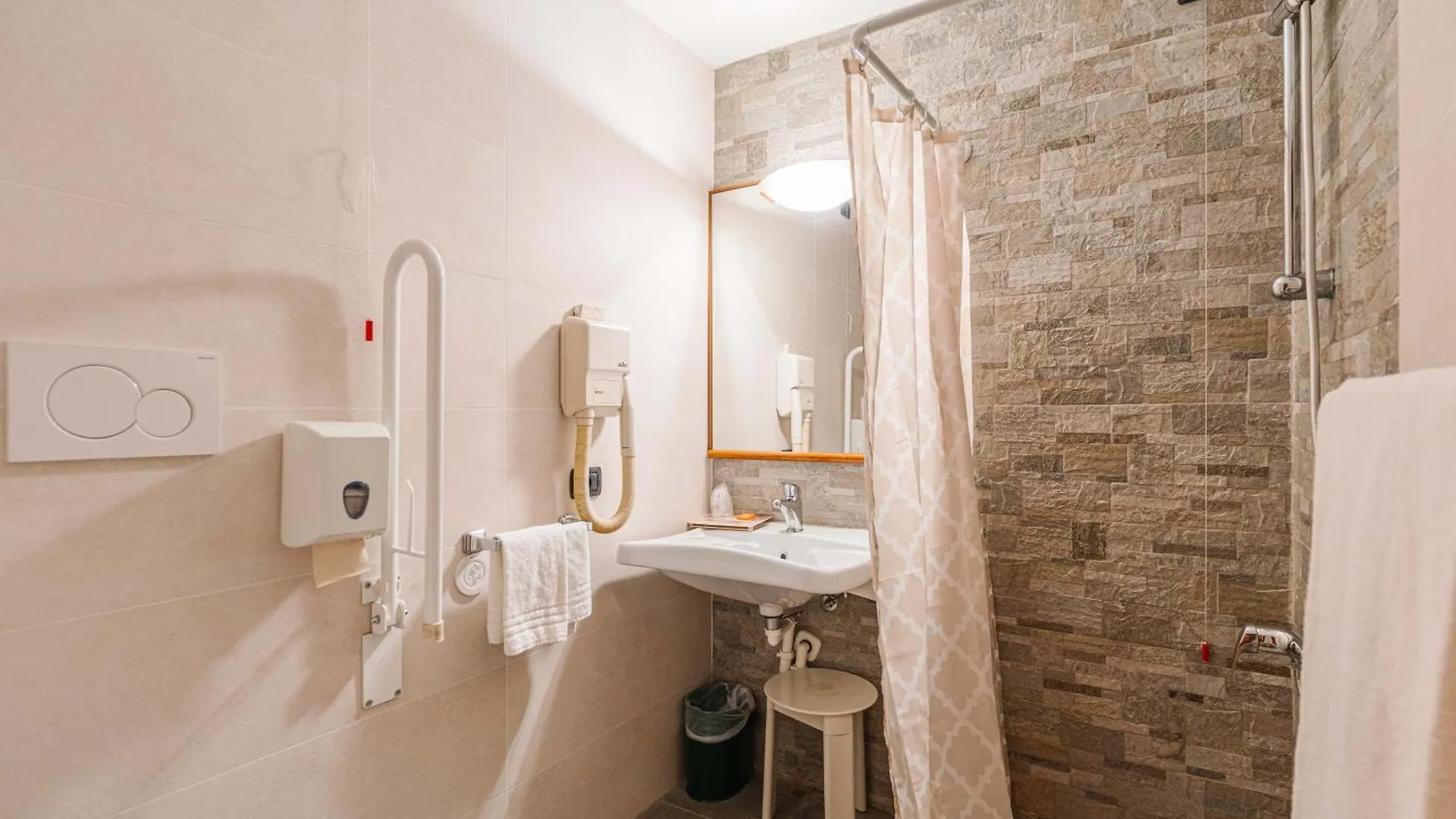 Crystal Hotel Varese 4*,