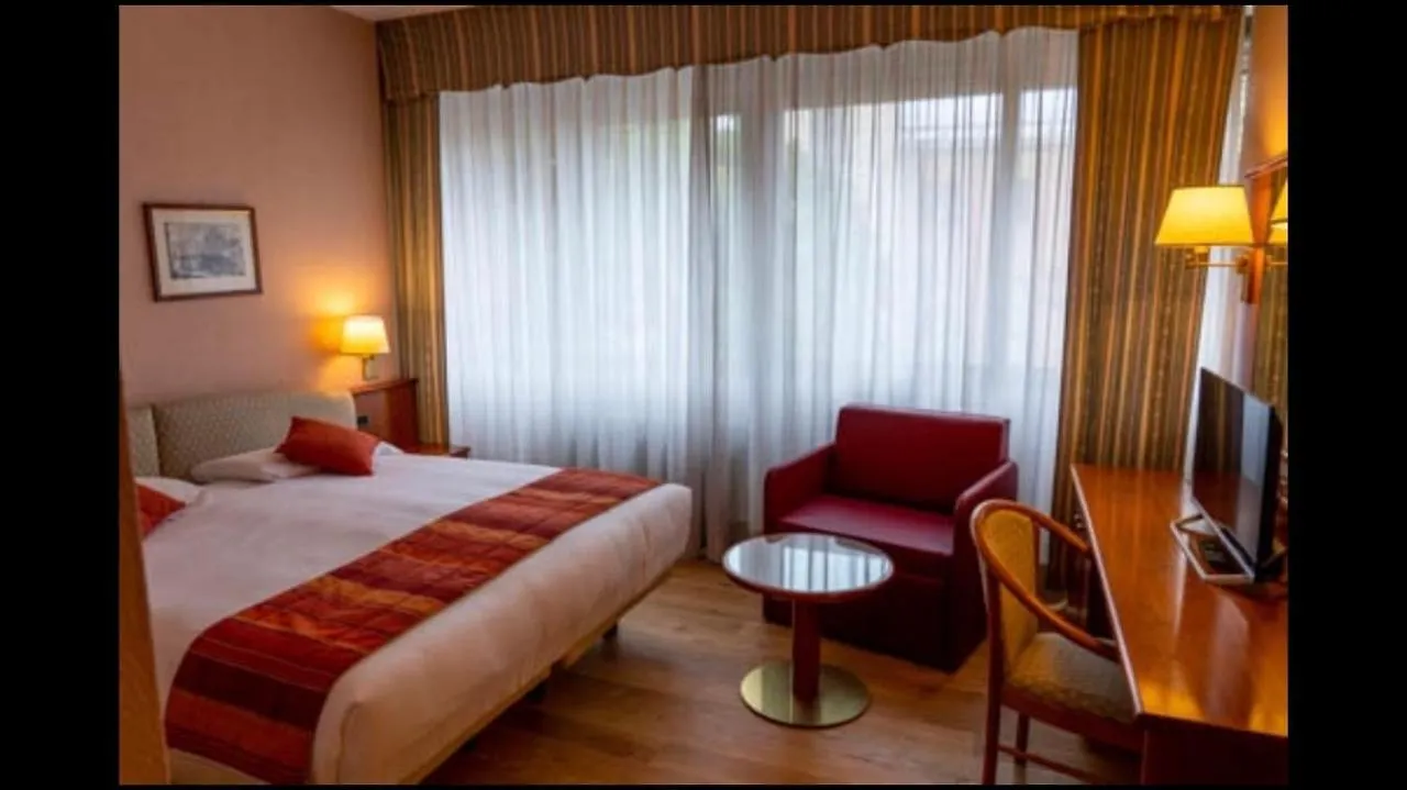 Crystal Hotel 바레세