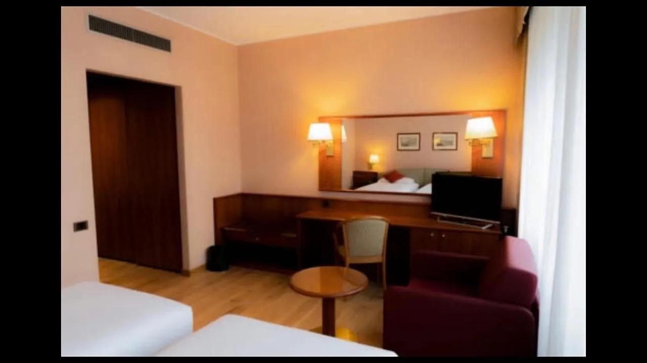 Crystal Hotel Varese 4*,