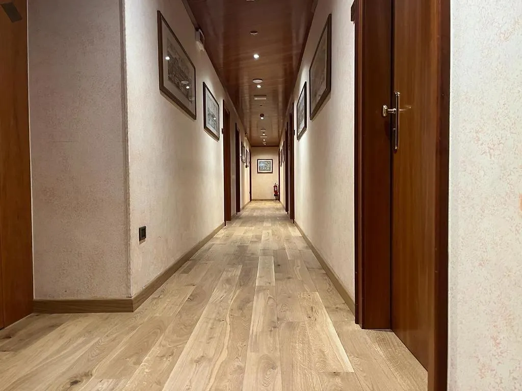 Crystal Hotel 바레세