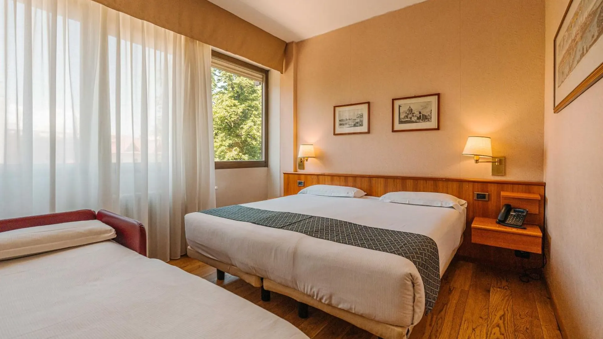 Crystal Hotel Varese 4*,